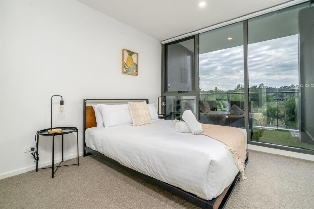 Stylish 2Br Apt 5 Mins To Canberra Hospital Apartment Phillip Exterior photo